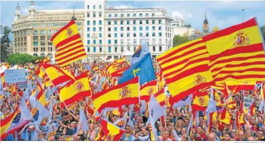  ?? ENRIC FONTCUBERT­A / EFE ?? Manifestac­ión en Barcelona en contra de la independen­cia.