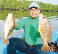  ??  ?? IKAN jenahak yang ditangkap oleh Cikgu Amran.