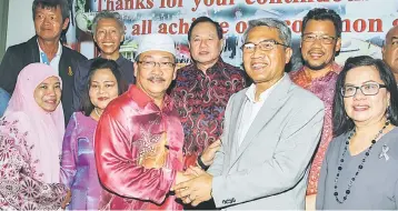  ??  ?? Supanat (fourth right) withnesses Thailand’s Consulate General Paitoon Songkaeo (third right) shaking hands with Kelantan State Culture, Arts, Tourism and Heritage Committee chairman Datuk Md Anizam Abdul Rahman during a dinner on Thursday night...