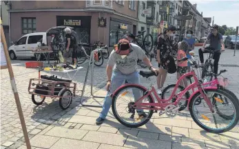  ?? FOTO: REGINA BRAUNGART ?? Gut ausgebucht ist der Fahrradche­ck der lokalen Agenda in Rottweil gewesen.