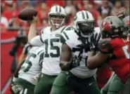  ?? CHRIS O’MEARA — THE ASSOCIATED PRESS ?? New York Jets quarterbac­k Josh McCown (15) throws a pass against the Tampa Bay Buccaneers during the first half of an NFL football game Sunday in Tampa, Fla.