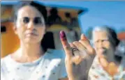  ??  ?? A woman shows her inkstained finger after casting her vote.REUTERS