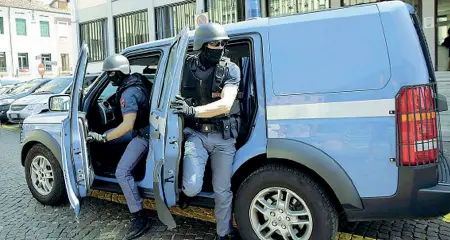  ??  ?? Anti-terrorismo Qui sopra la squadra speciale della polizia. A destra una volante davanti al b&b dell’Arcella dove si trovava uno dei due tunisini