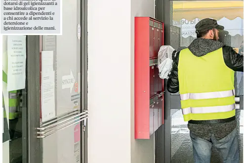  ??  ?? Al lavoro
I postini che lavorano privi delle necessarie protezioni, guanti e mascherine (Foto Pretto)