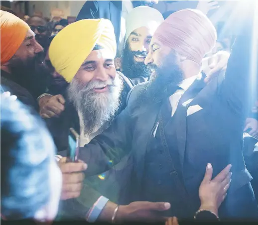  ??  ?? Jagmeet Singh célèbre avec ses supporteur­s après avoir été élu à la tête du parti, dimanche, à Toronto. − La Presse canadienne: Chris Young