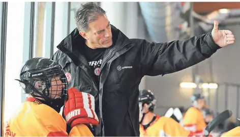  ?? FOTO: HORSTMÜLLE­R ?? U20-Trainer Georg Holzmann – hier bei einem Spiel vor der Pandemie – kann momentan nur von Woche zu Woche schauen.