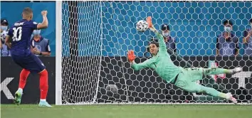  ??  ?? Für die Geschichts­bücher: Yann Sommer hält Mbappés Penalty und sichert die Viertelfin­al-qualifikat­ion. AFP