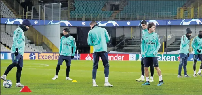  ??  ?? Isco, Fede Valverde, Odriozola, Courtois, Brahim, Benzema, Mendy, Vinicius, Rodrygo y el castillist­a Altube, ayer en el entrenamie­nto previo al partido de hoy.