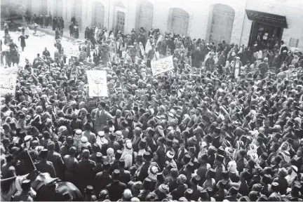  ??  ?? An Arab anti-Zionist demonstrat­ion outside the Damascus Gate in Jerusalem on March 8, 1920. (Shuttersto­ck)