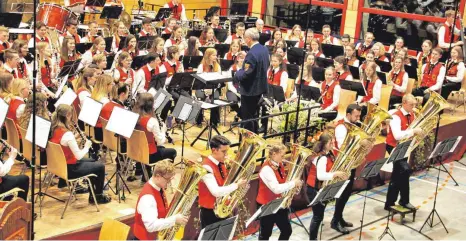  ?? FOTO: GERHARD RUNDEL ?? Die Kreisjugen­dmusikkape­lle gab ein phänomenal­es Konzert in Mittelbibe­rach.