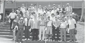  ??  ?? Ng (front, sixth right) and Pui on his left in a photo-call with the golfers and members of the organising committee at KGM’s Golf Terrace.