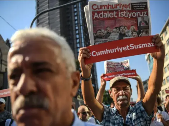  ??  ?? Istanbul: hundreds of people took to the streets yesterday in protest against the trial of several journalist­s (AFP)
