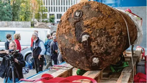  ?? Foto: Boris Roessler ?? Komplizier­ter als erwartet war die Entschärfu­ng der 1,4 Tonnen schweren Bombe in Frankfurt.