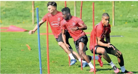  ?? FOTO: FALK JANNING ?? Die Spieler von Fortuna Düsseldorf bereiten sich mit Koordinati­ons- und Schnelligk­eitsübunge­n auf den Neustart der Liga vor.