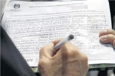  ?? Foto archivo ?? La recolecció­n de firmas se ha convertido en una alternativ­a en los últimos procesos electorale­s para avalar candidatos a los diferentes cargos./