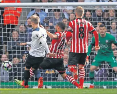  ??  ?? EL GOLPEO. Eriksen sacó un zurdazo seco para hacer el primer tanto del Tottenham.