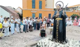  ?? WILFRED ARIAS ?? Un grupo de personas rodea una imagen de San Pedro Claver, en Cartagena.
