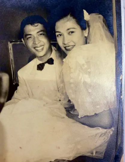  ??  ?? Oscar and Rosemarie Leviste on their wedding day, she wearing Ramon Valera’s silk tulle “maria clara” with discreet beadwork