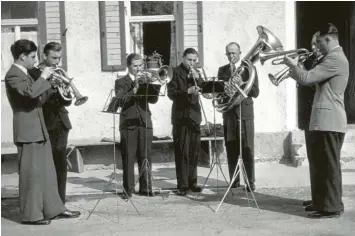  ??  ?? Der Posaunench­or der Christuski­rche spielte bei der Kirchweih in Marienheim 1959.