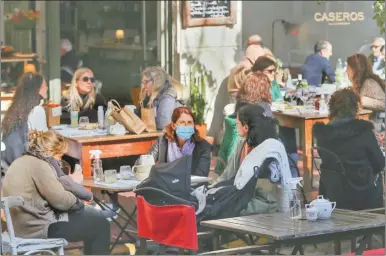  ?? NA ?? AL AIRE LIBRE. Los aforos de los restaurant­es aumentaron pero las mesas afuera suelen llenarse.