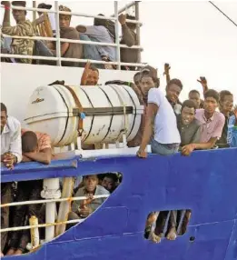  ??  ?? Die Lifeline mit 234 Bootsflüch­tlingen an Bord wartet seit Tagen darauf, in einen EU-Hafen einlaufen zu dürfen.