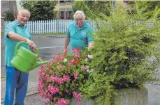  ?? FOTO: ANDREA UTZ ?? Kurt Höfler (links) und Horst Walter vom Obst- und Gartenbauv­erein pflegen die Blumentrög­e in der Gemeinde Durchhause­n.