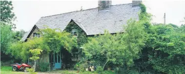  ?? PICTURES: CROWN COPYRIGHT: ROYAL COMMISSION ON THE ANCIENT AND HISTORICAL MONUMENTS OF WALES ?? The oldest house in Wales, Hafod y Garreg in Powys and, left, the wooden cruck that dated it to summer, 1402