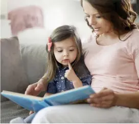  ?? FOTO SSTOCK ?? Leerles a los niños crea una conexión especial entre padres e hijos, además con la literatura, claro.