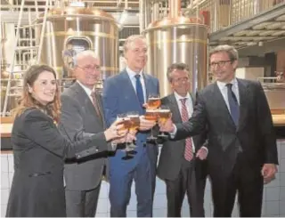  ??  ?? El presidente de Heineken España, Richard Weissend (en el centro), junto al alcalde de Málaga, Elisandro Sánchez, Marta García y Jorge Paradela