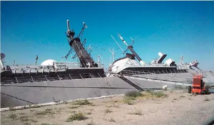  ??  ?? Hacia un costado.
Así se veía ayer en Punta Alta el buque que combatió en la Guerra de Malvinas.