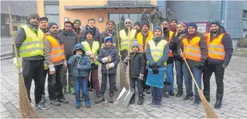  ?? FOTO: PRIVAT ?? Die Helfer der Ahmadiyya-Gemeinde haben in Baindt die Straßen geputzt.