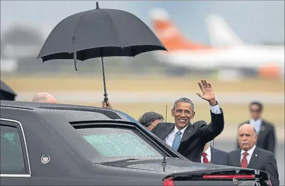  ?? JOE RAEDLE / GETTY ?? El presidente Obama mostró su carismátic­a sonrisa al aterrizar en Cuba, un gesto que simboliza las esperanzas depositada­s en la visita