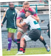  ?? ?? Die Arende se linkervleu­el, Jamie Williams, word deur Simon Raw van die Pumas met bal en al beetgekry in verlede Vrydaagaan­d se vriendskap­like wedfstryd op Outeniqua Park. Die Pumas het met 31-12 gewen.