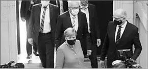  ??  ?? Merkel voor het eerst met mondmasker te zien op officiële foto.