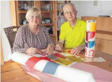  ?? FOTOS: SCHNEIDER ?? Claudia und Gerhard Liehner haben wieder eine Osterkerze für die katholisch­e Gemeinde Seitingen-Oberflacht gestaltet.