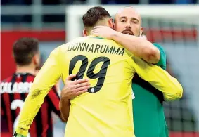  ??  ?? Abbraccio Donnarumma e Reina, il prossimo anno potrebbero essere compagni (Reuters)