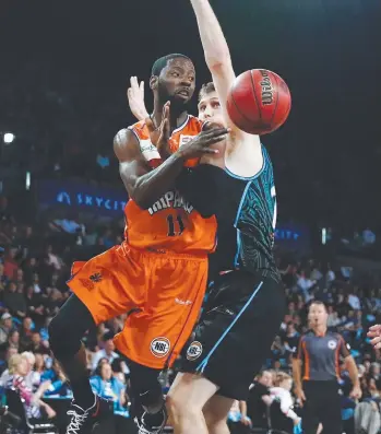  ?? Picture: GETTY IMAGES ?? KNICKS FAN: Scoochie Smith makes a pass against Breaker Rob Loe in Round 1.