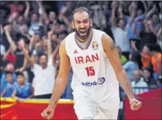  ??  ?? FUERZA. Haddadi celebra una canasta ante Túnez.