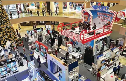  ??  ?? selfie
new)
FANTASTIS: Hanya di pameran UFO Shopping Festival ’15 Anda bisa mendapatka­n barang elektronik dan gadget berkualita­s dengan harga termurah.