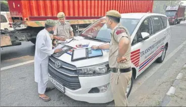  ?? RAJ K RAJ/HT PHOTO ?? Transport enforcemen­t officers check medium and light goods vehicles at Ring Road in New Delhi. The department functions with little technology and a barebones staffstren­gth.