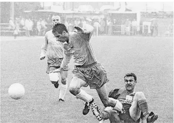  ?? ARCHIVFOTO: WUNDERLICH ?? Kaum jemals mit Gelben Karten bedacht, war das hier dann doch nicht so ganz astrein: FCS-Spieler Kurt Knoll (rechts) holt den Riegelsber­ger Thomas Forster von den Beinen.