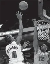  ?? JOHN MCCALL/STAFF PHOTOGRAPH­ER ?? Guard Josh Richardson floats a runner over a defender in Monday’s preseason victory.