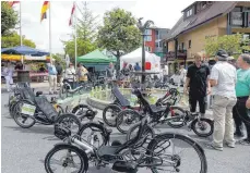  ??  ?? Die Fahrradläd­en haben zur Gewerbesch­au Modelle zum Testen mitgebrach­t und ausgestell­t.