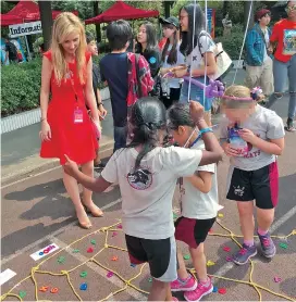  ??  ?? Fiona Douglas watches students take part in an activity at an internatio­nal school fair. — Ti Gong