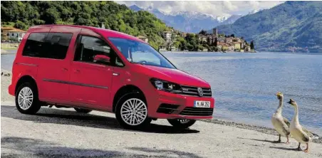  ?? BILD: SN/VOLKSWAGEN ?? In Italien sind Hunderttau­sende Erdgasfahr­zeuge unterwegs – hier ein VW Caddy TGI am Comer See.