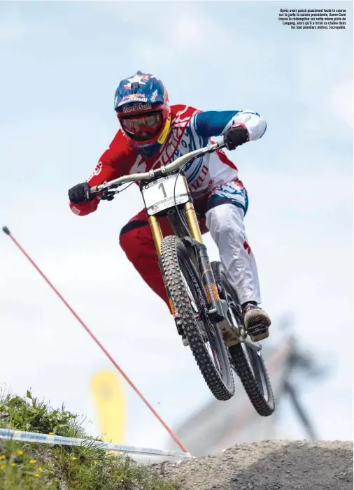  ??  ?? Après avoir passé quasiment toute la course sur la jante la saison précédente, Aaron Gwin trouve la rédemption sur cette même piste de Leogang, alors qu’il a brisé sa chaîne dans les tout premiers mètres. Incroyable.