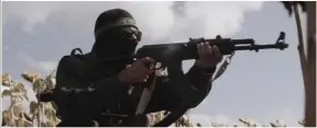  ??  ?? 影片中，什叶派民兵正在用AK­系步枪进行射击