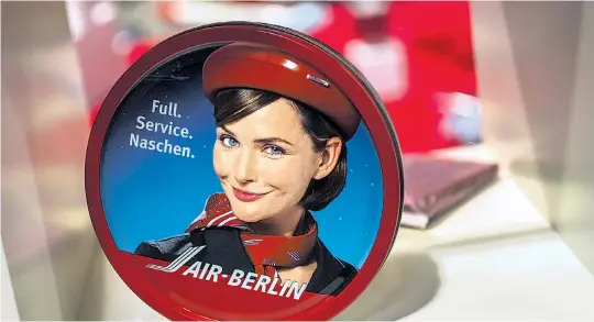  ??  ?? Das freundlich­e Lächeln reichte zum Überleben der Air Berlin nicht aus. Die Pleite sorgte europaweit für Turbulenze­n.