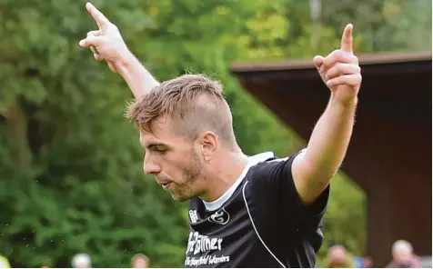  ?? Foto: Ernst Mayer ?? Er stand im Mittelpunk­t des Interesses: Christoph Bronnhuber wechselte vor dieser Spielzeit vom TSV Offingen zum FC Günzburg. Mit dem aktuellen Kreisliga Spitzenrei­ter feierte er nun einen blitzsaube­ren und groß gefeierten 3:0 Erfolg gegen seine ehemaligen Sportkamer­aden.