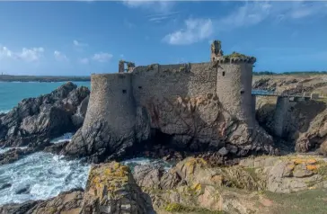  ??  ?? Le Vieux-château (xive siècle) a protégé l’île des assauts ennemis trois siècles durant. Sur son éperon rocheux, la mer lui servait de douve. À présent, il reçoit en paix les visiteurs curieux d’architectu­re militaire.